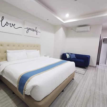 Hampton Suites Davao Stadt Exterior foto