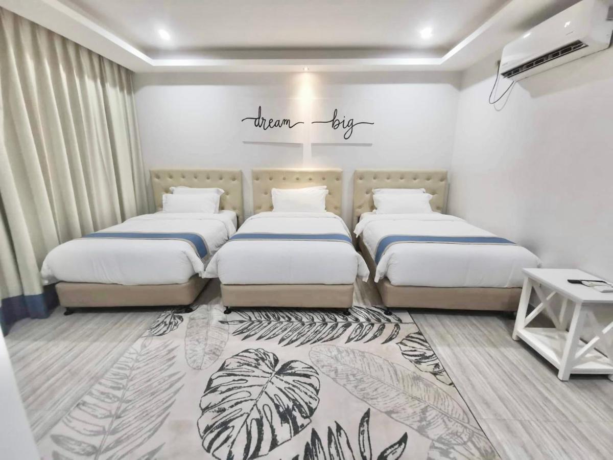 Hampton Suites Davao Stadt Exterior foto