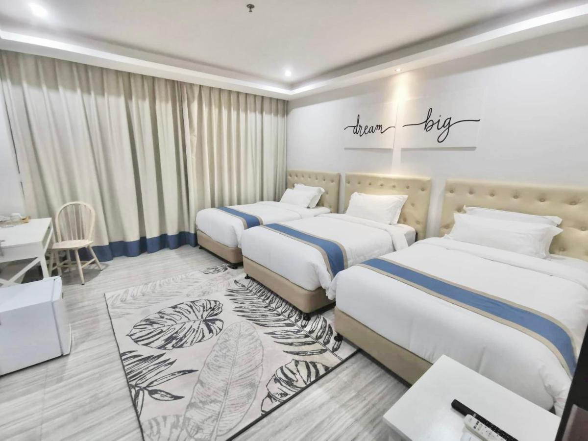 Hampton Suites Davao Stadt Exterior foto