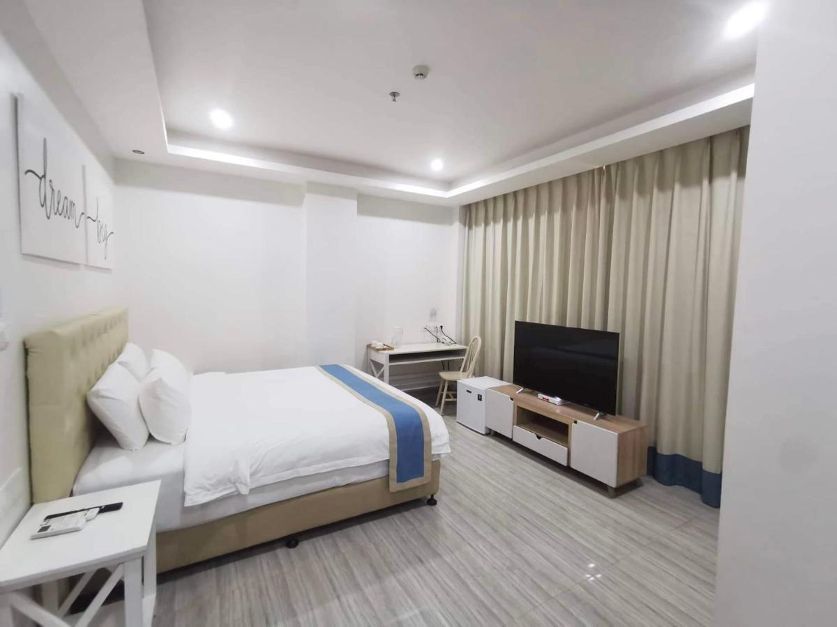 Hampton Suites Davao Stadt Exterior foto