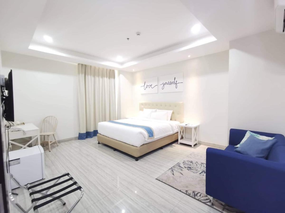 Hampton Suites Davao Stadt Exterior foto