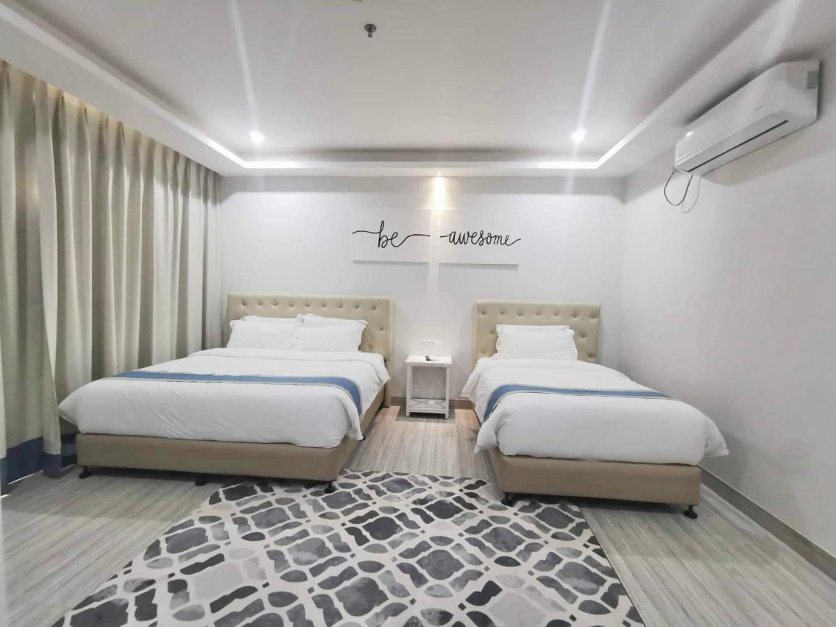 Hampton Suites Davao Stadt Exterior foto