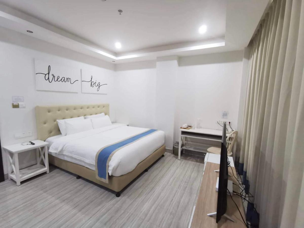 Hampton Suites Davao Stadt Exterior foto