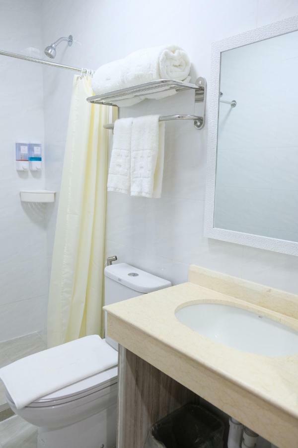 Hampton Suites Davao Stadt Exterior foto