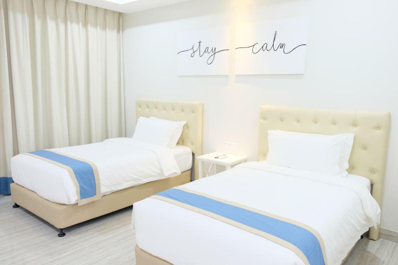 Hampton Suites Davao Stadt Exterior foto