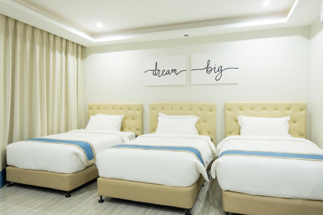 Hampton Suites Davao Stadt Exterior foto
