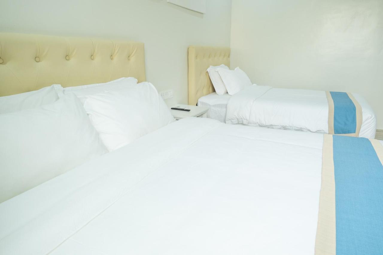 Hampton Suites Davao Stadt Exterior foto