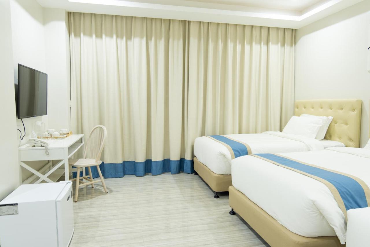 Hampton Suites Davao Stadt Exterior foto