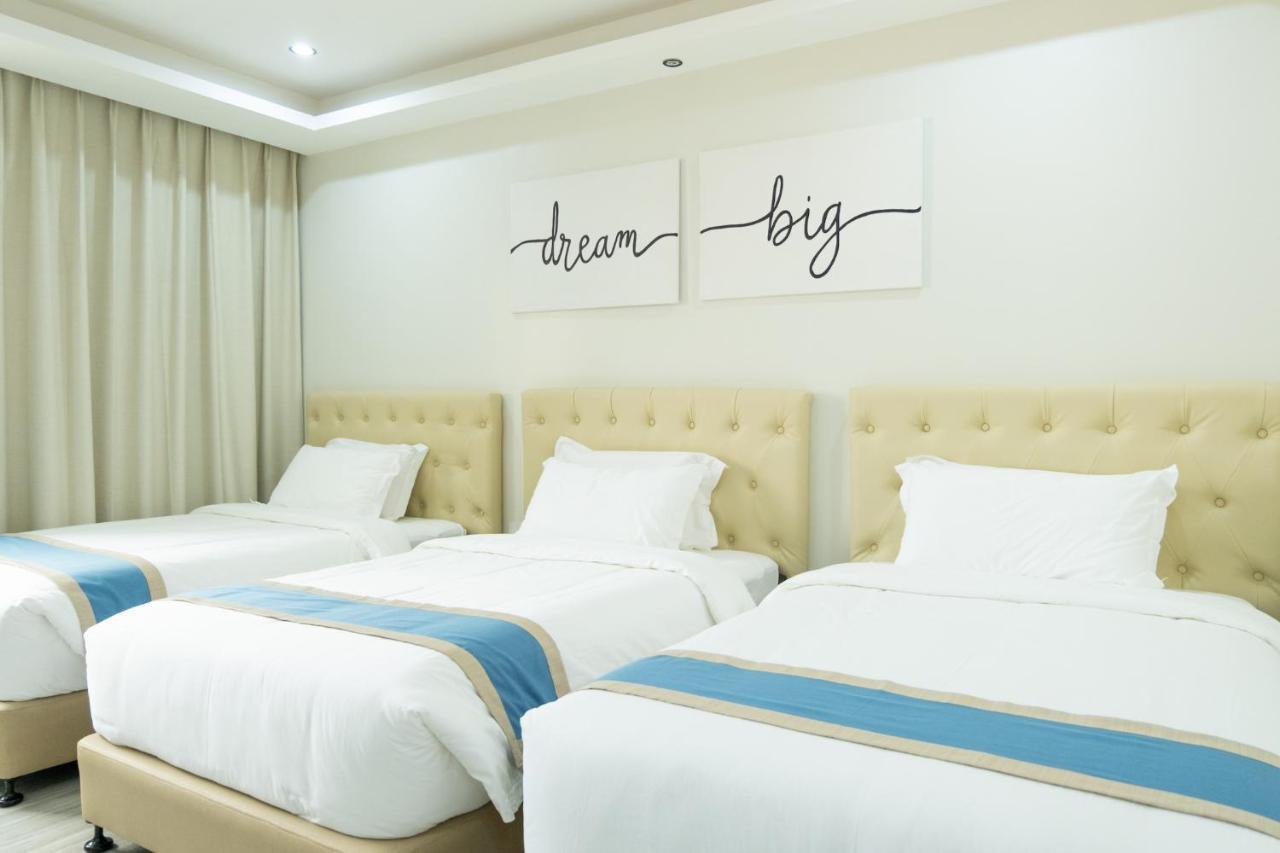 Hampton Suites Davao Stadt Exterior foto