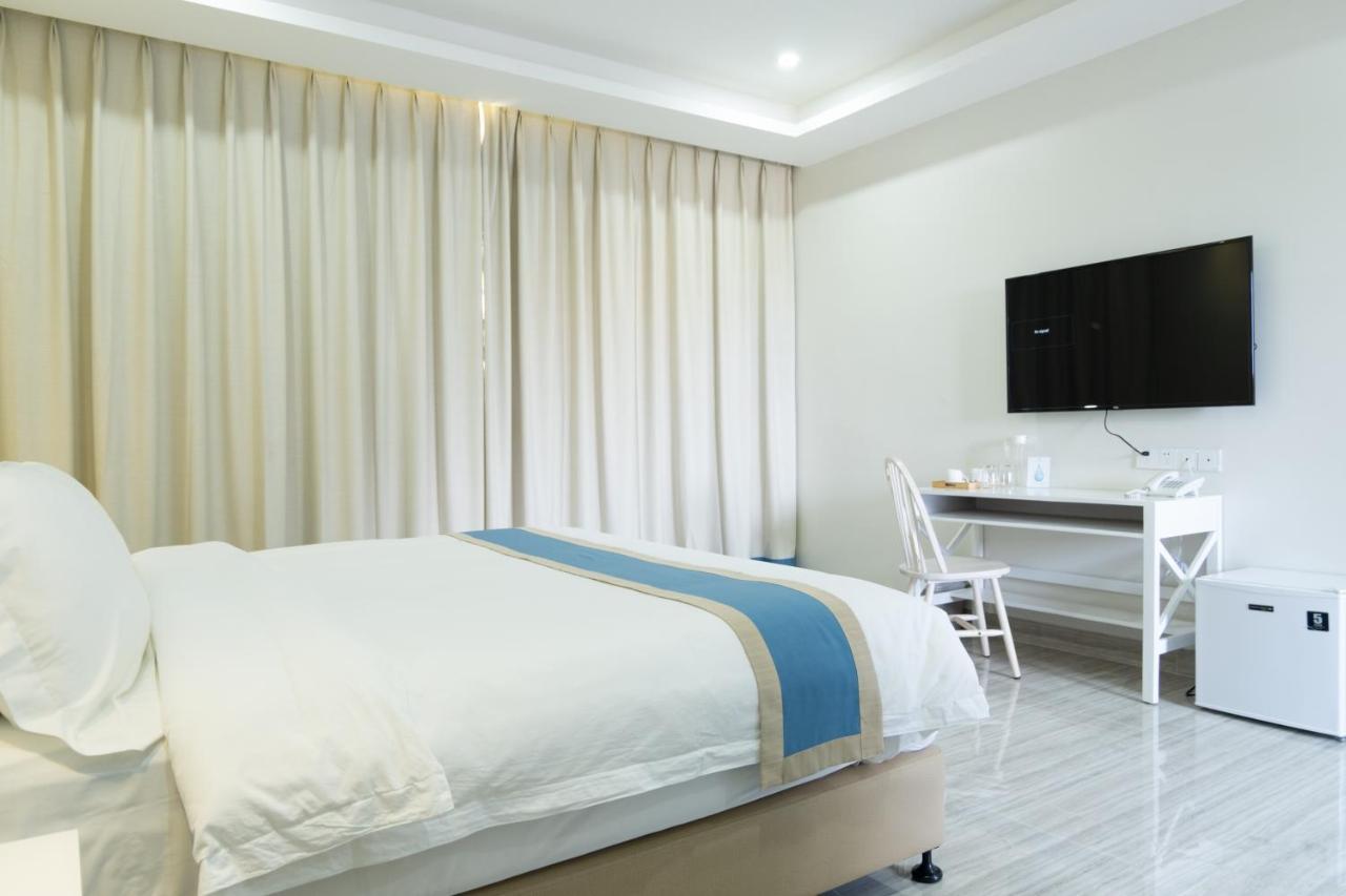 Hampton Suites Davao Stadt Exterior foto