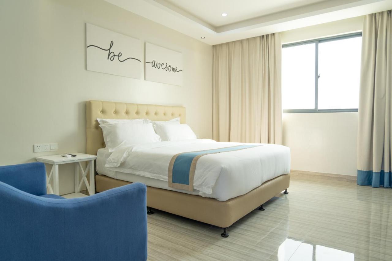 Hampton Suites Davao Stadt Exterior foto