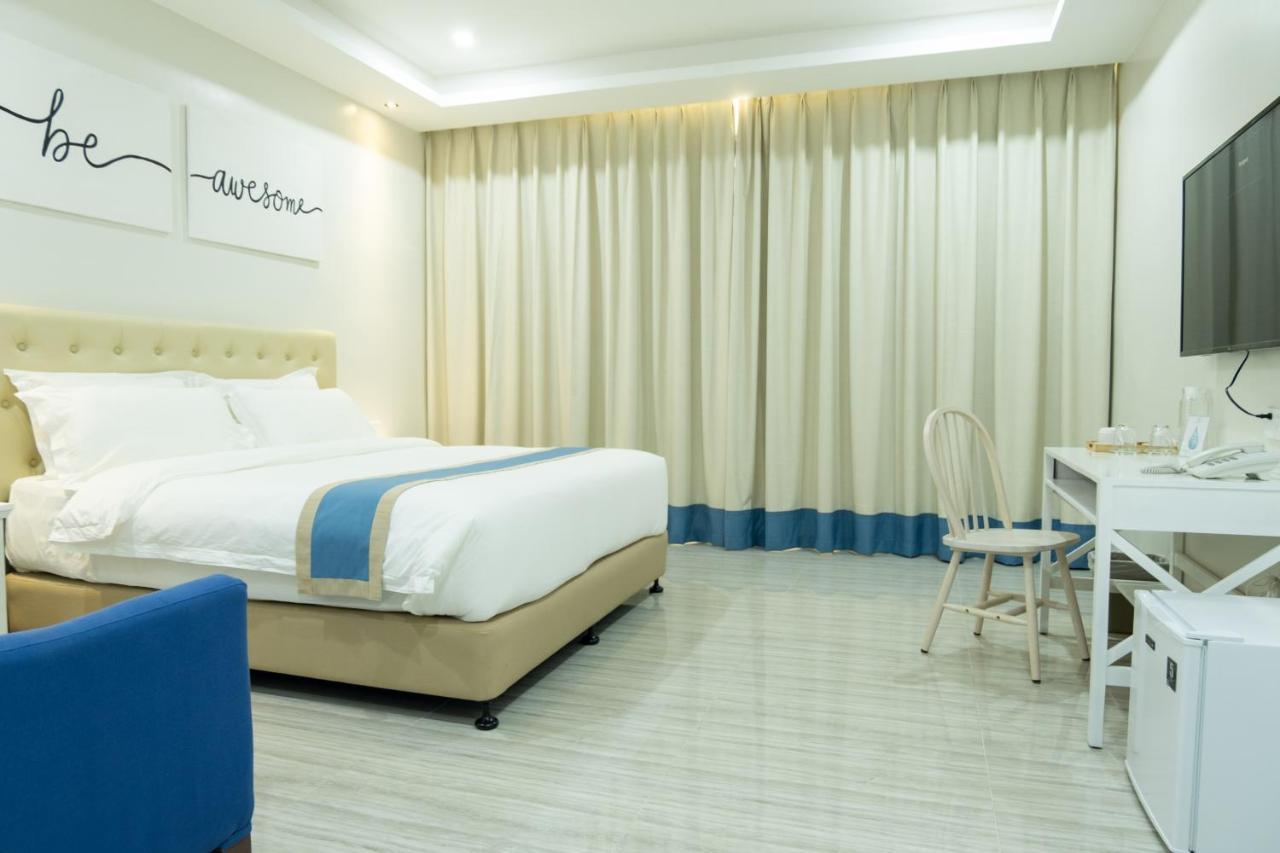 Hampton Suites Davao Stadt Exterior foto