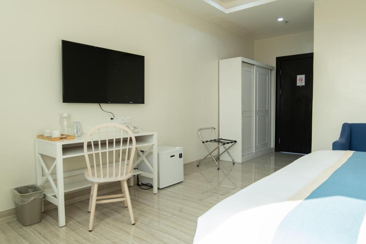 Hampton Suites Davao Stadt Exterior foto