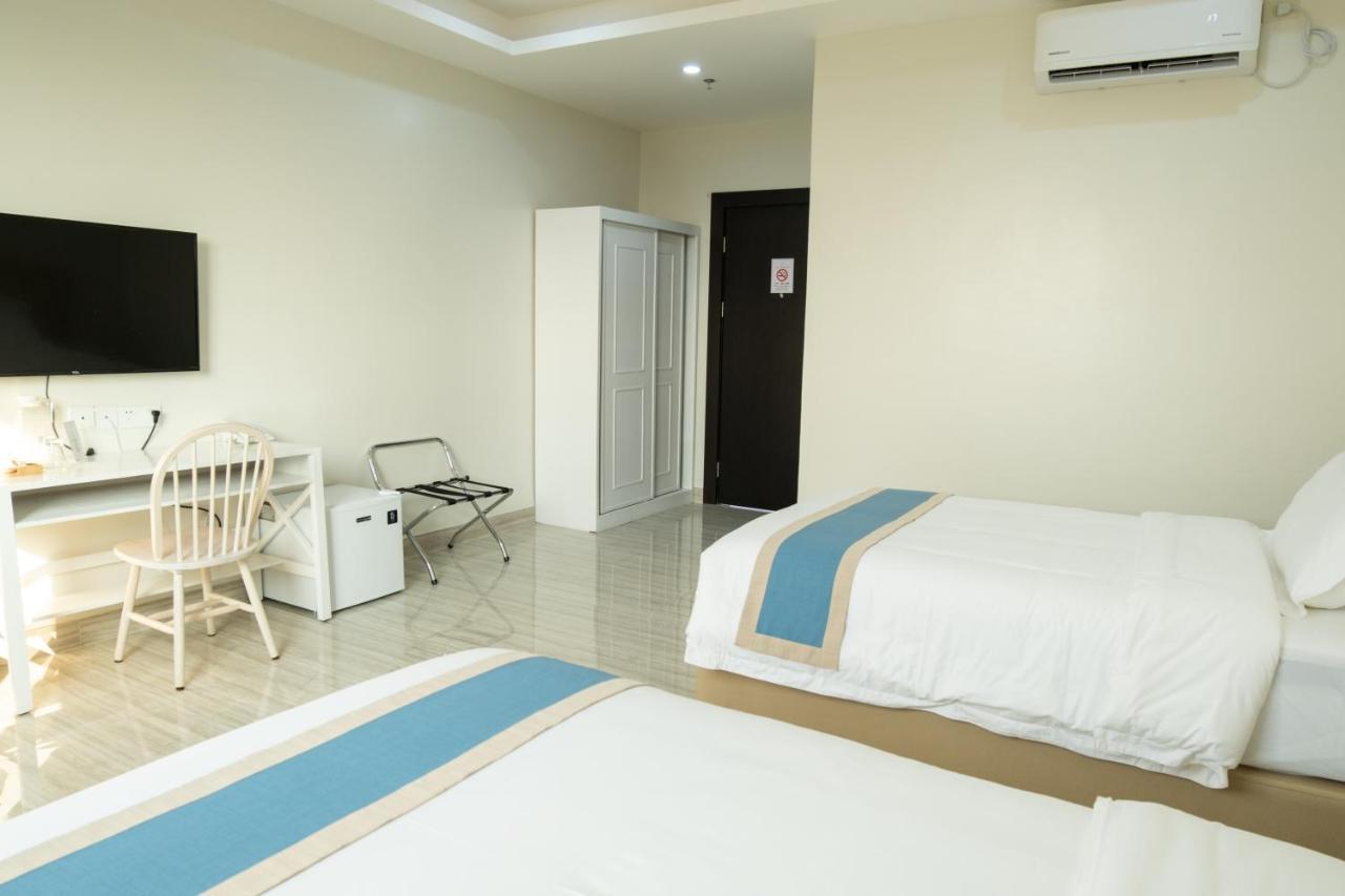 Hampton Suites Davao Stadt Exterior foto