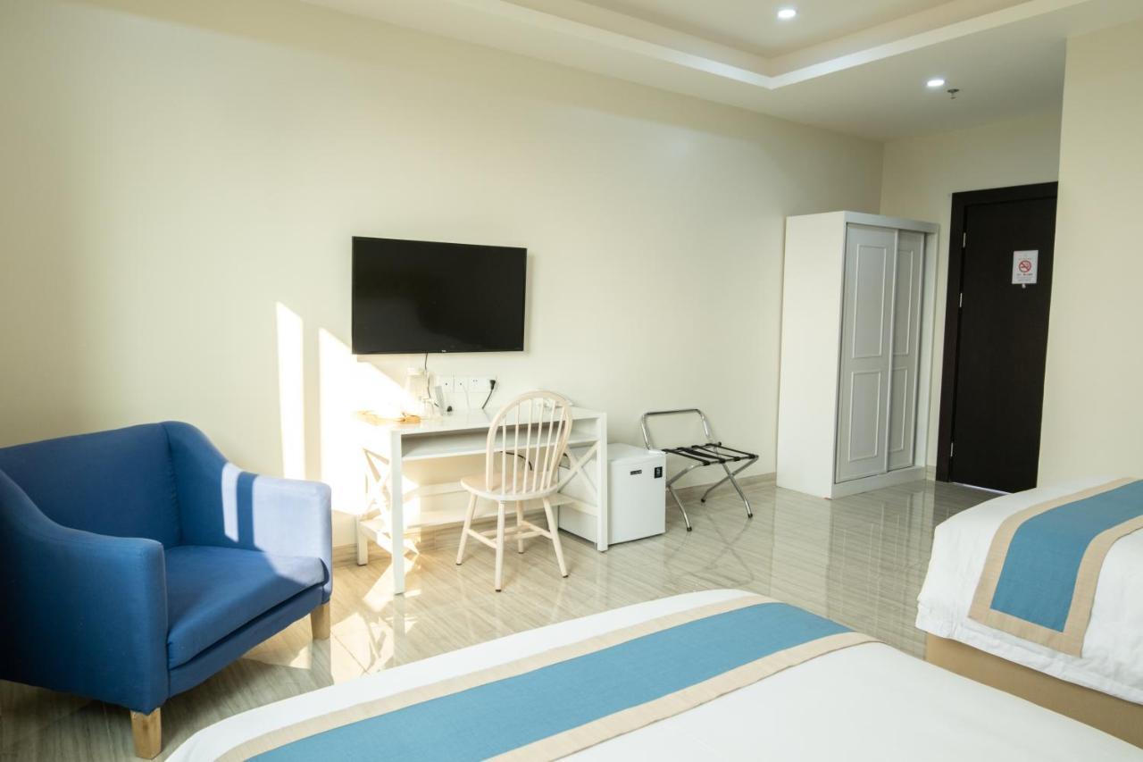 Hampton Suites Davao Stadt Exterior foto