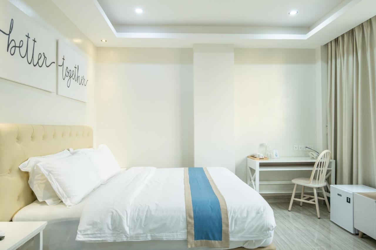 Hampton Suites Davao Stadt Exterior foto