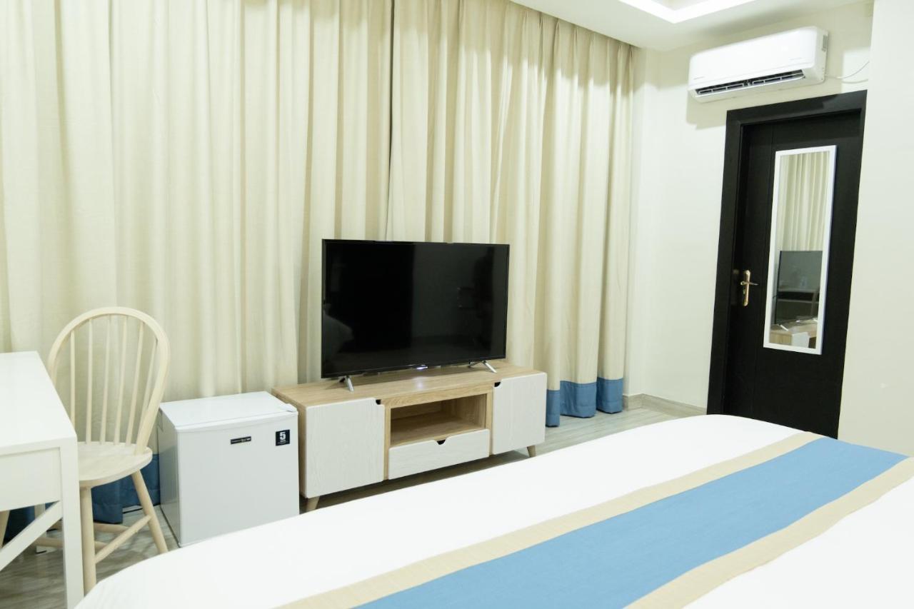 Hampton Suites Davao Stadt Exterior foto